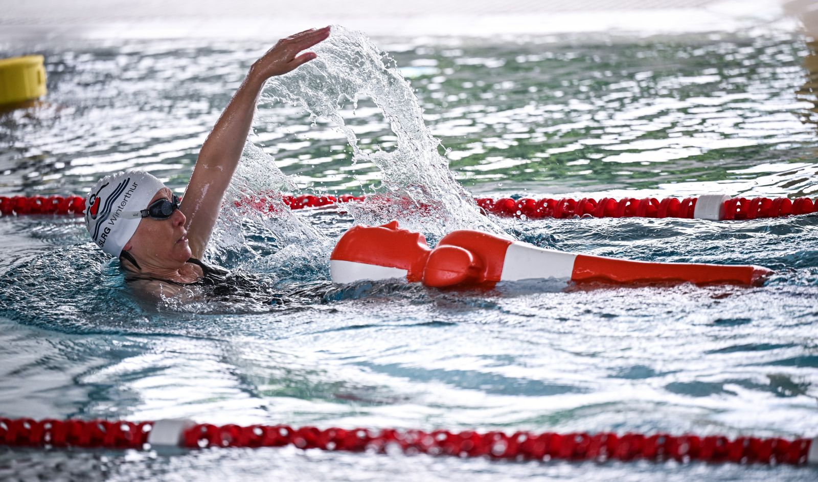 Mitglied der SLRG Winterthur beim Rettungsschwimm-Training