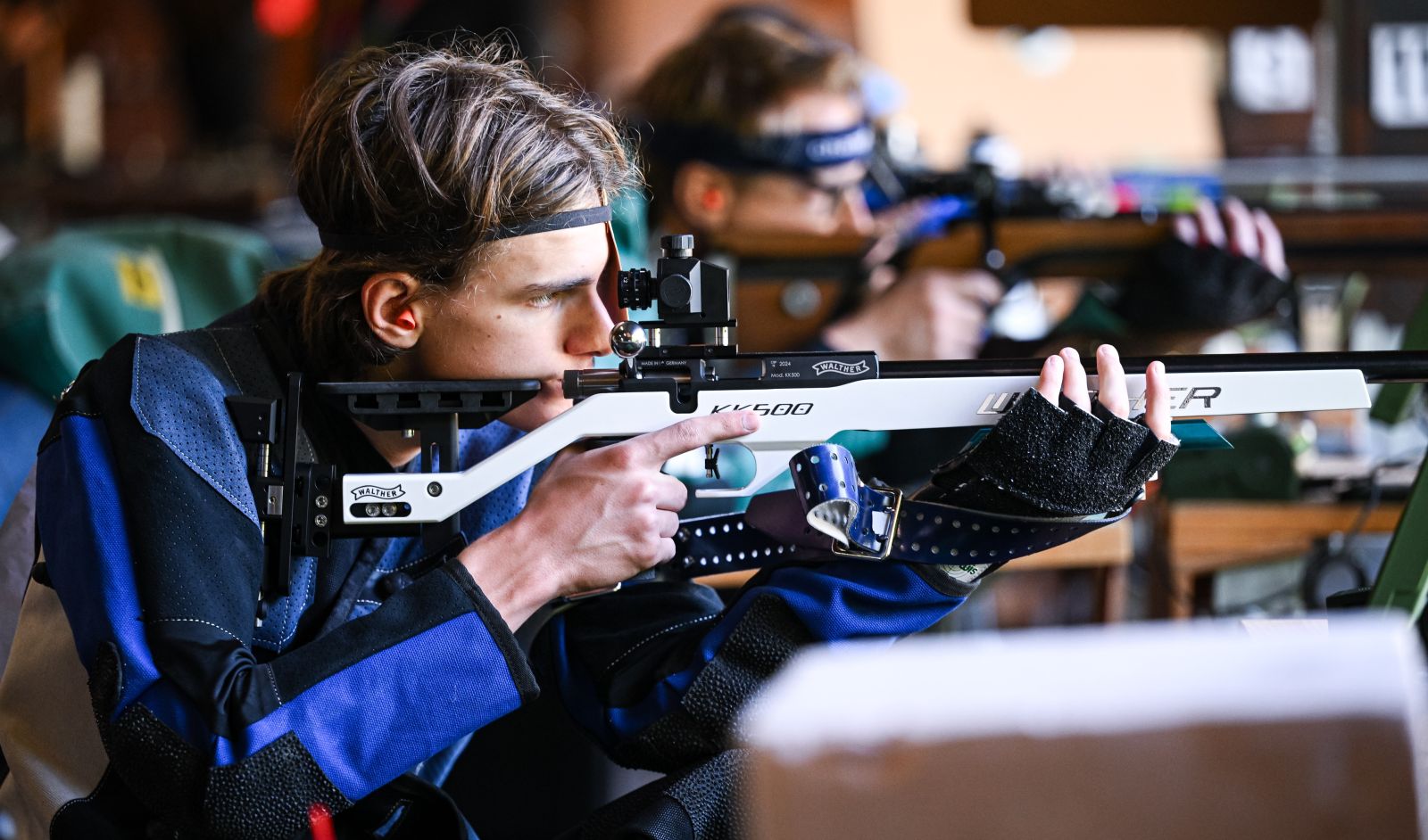 MItglieder der Standsch&uuml;tzen Gesellschaft Neum&uuml;nster beim Training im Schiessstand.