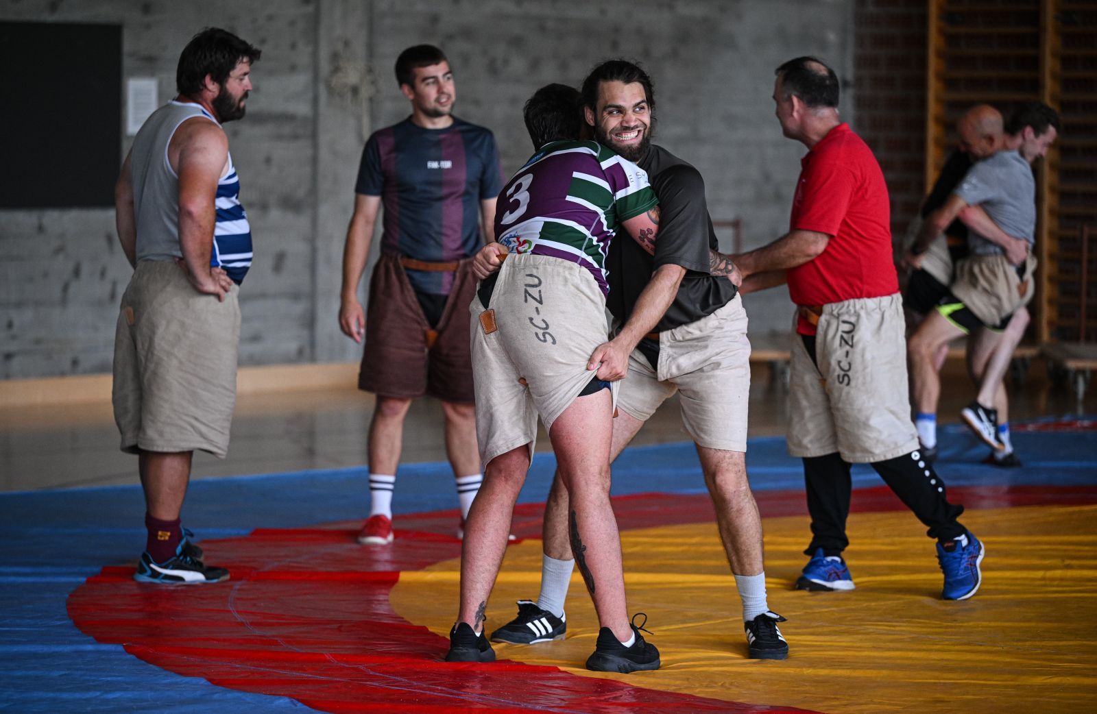 Die Rugbyspieler von Rugby Union Zürich zeigten beim Schwingen vollen Einsatz. Foto: Markus Ulmer